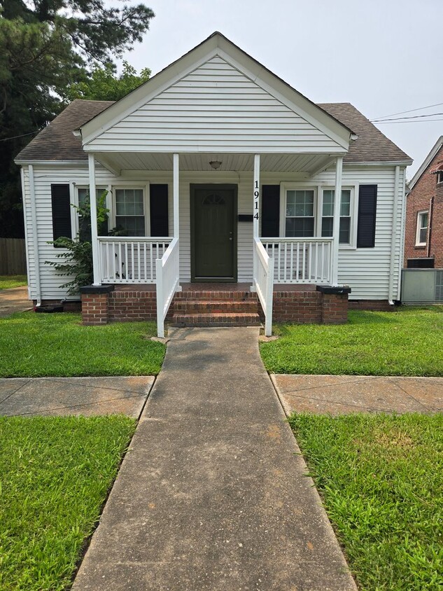 Lovely 3 Bedroom Home Available Now - Lovely 3 Bedroom Home Available Now