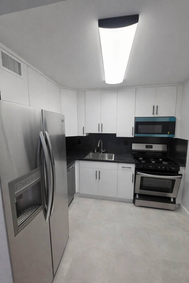 Building Photo - 13000 SW 92nd Ave