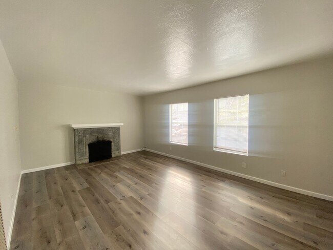 Foto del edificio - 3738-3742 Randolph Ave