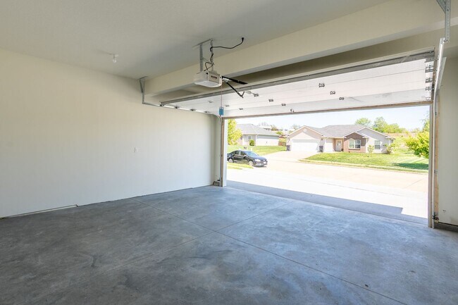 Foto del edificio - 5113-5115 Silver Mill Dr.