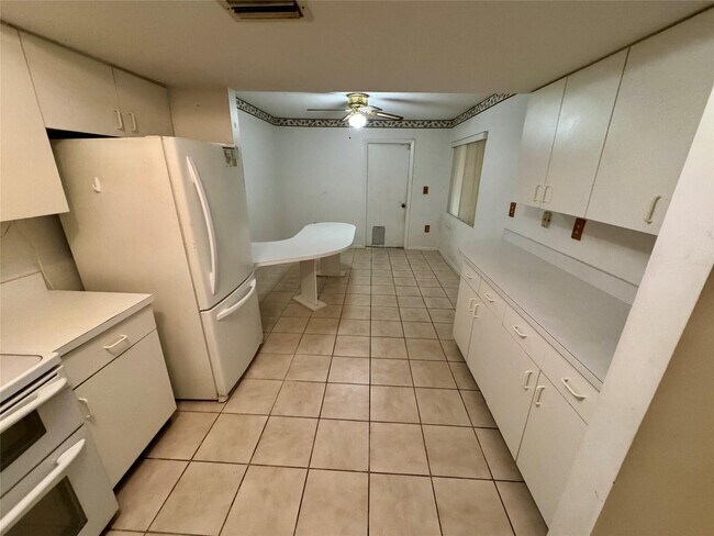 Foto del edificio - 604 N University Dr