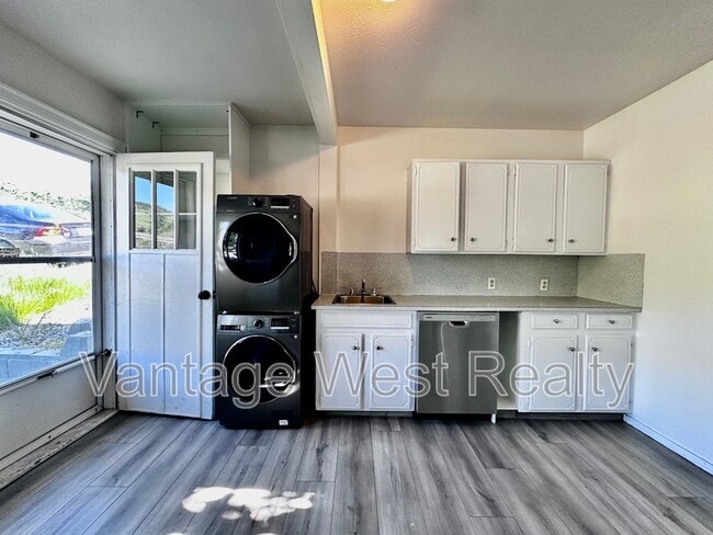 Building Photo - 1360-1360 Latta Rd