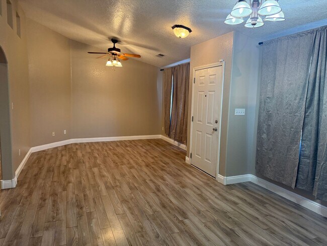 Foto del edificio - Great Area, 3 Bedroom, 2 Bath with major kitchen appliances.