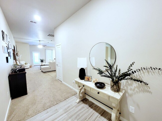 Foto del edificio - FULLY FURNISHED! Stunning 3/2/2