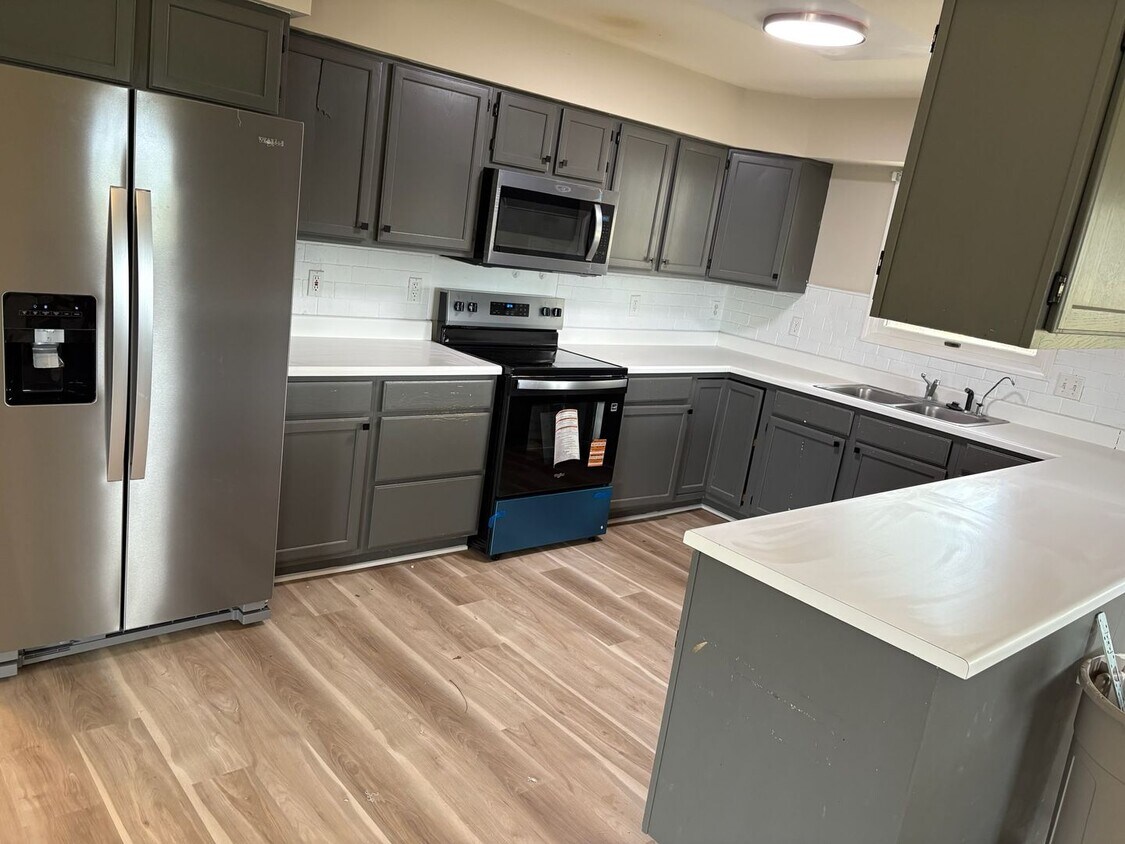 Foto principal - 3bedroom 3 bath. coming soon.
