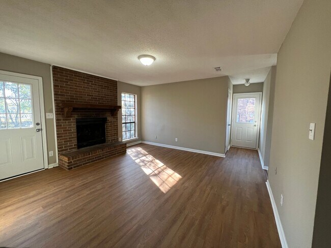 Foto del edificio - Home for Rent in Forest Hills