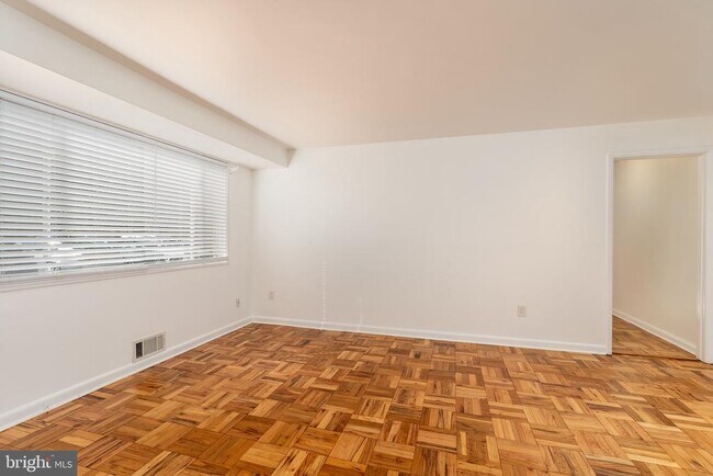 Foto del edificio - 10423 Montrose Ave