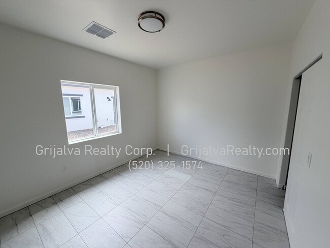 Building Photo - 4509 S 7th Ave