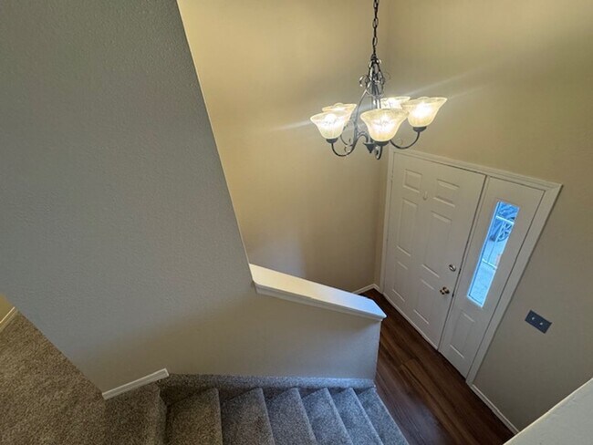 Foto del edificio - 4-Bedroom Home with 2-Car Garage close to ...