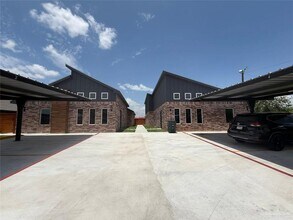 Building Photo - 9 E 8th St