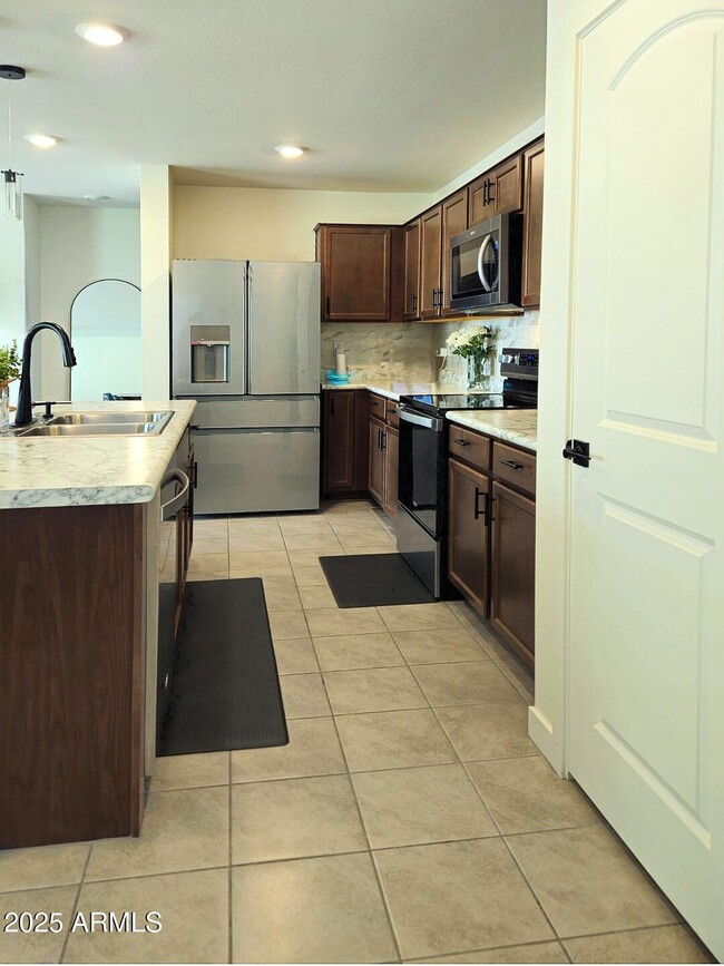 Foto del edificio - 18141 W Yavapai St