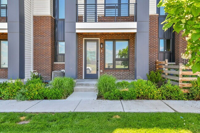 Building Photo - $3,200 - 2 Bed, 2.5 Bath Townhome in Prime...