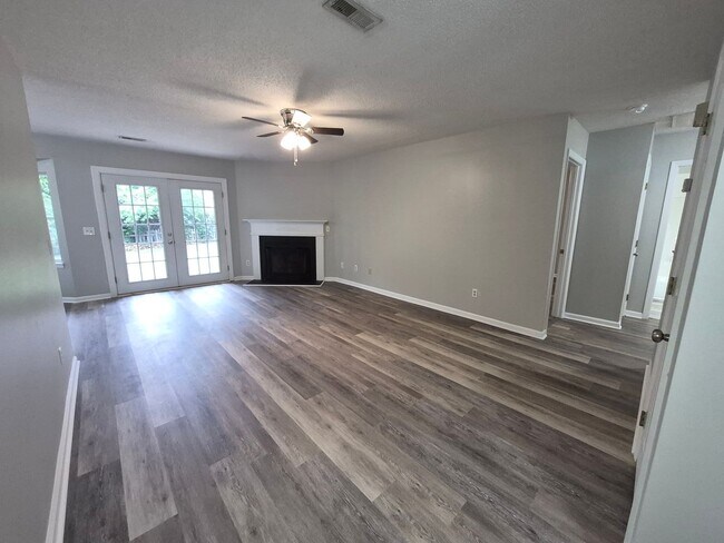 Foto del edificio - NEW LISTING!