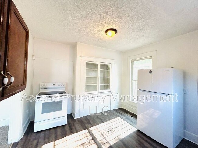 Building Photo - 1006 Rockway Dr