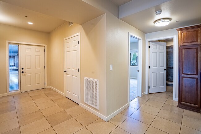 Foto del edificio - 355 W Waterside Dr