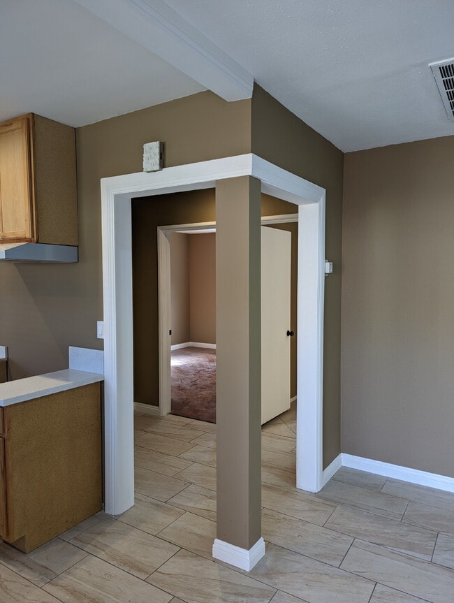 Building Photo - 2 br + bonus living area, in a quiet neighborhood near the 10 fwy