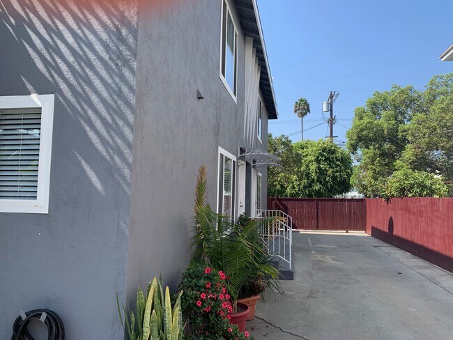Looking from parking area to street driveway entry - 1156 N Ardmore Ave