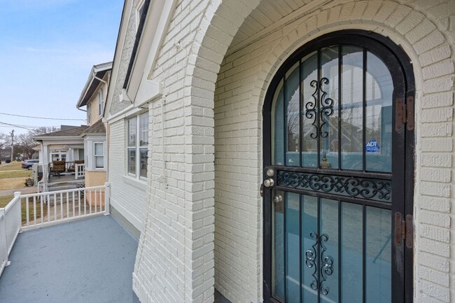 Building Photo - HYDE PARK - Move In Special! Gorgeous 3BR ...