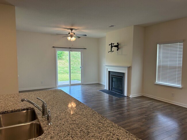 Building Photo - 5 Bedroom / 3 Bath Home Kingsport, TN