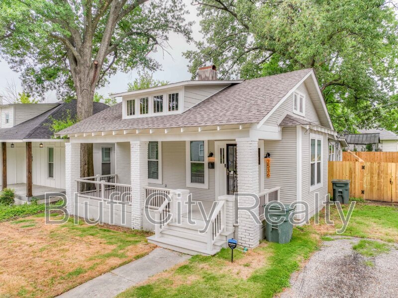 Primary Photo - 2536 Yale Ave