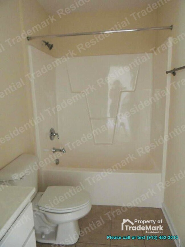 Building Photo - 3 Bedroom, 2 Bath House Available Now