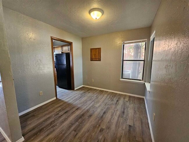 Building Photo - 4032 NW Ozmun Ave