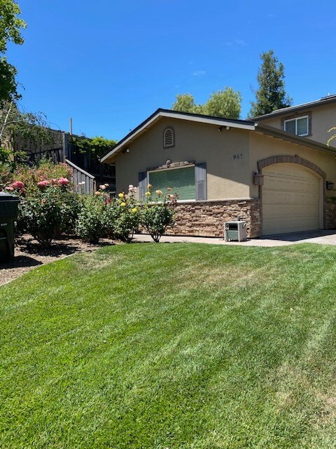 Building Photo - 961 Regent Dr