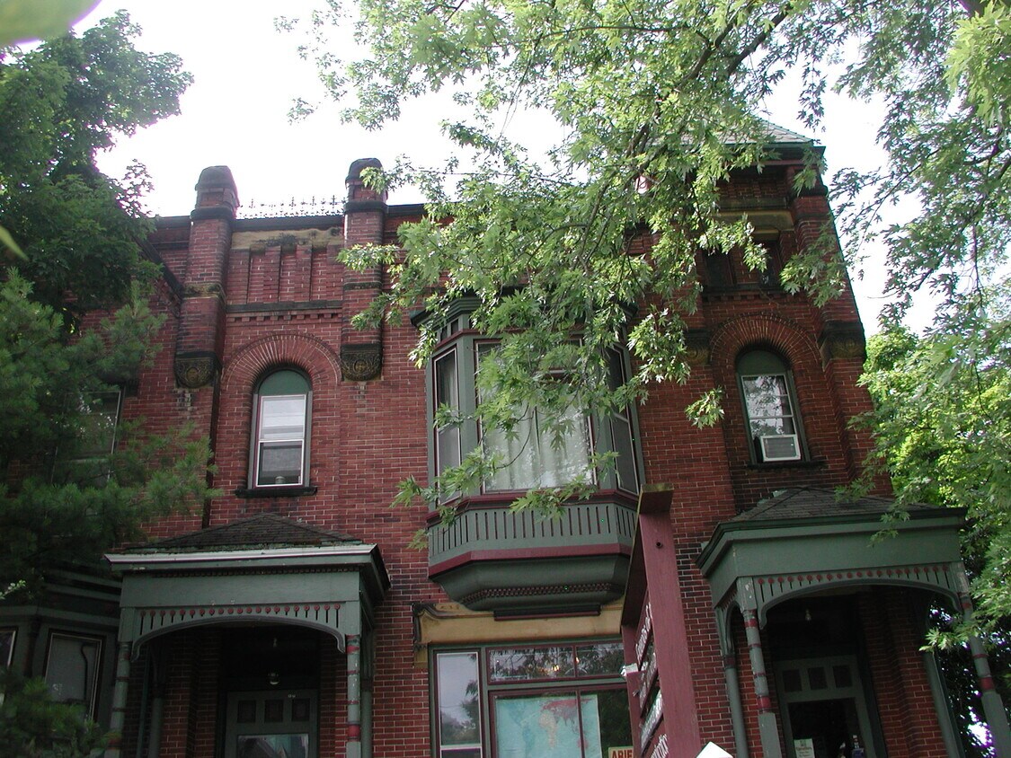 Hattersley House Front - 609 W Wayne St