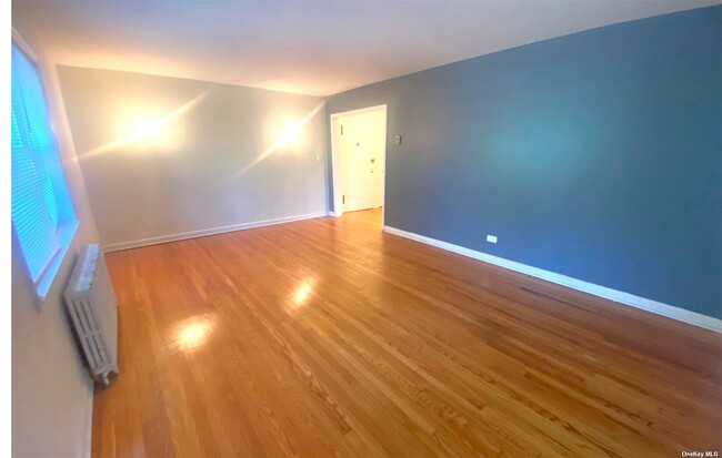 Building Photo - 49-16 Douglaston Pkwy