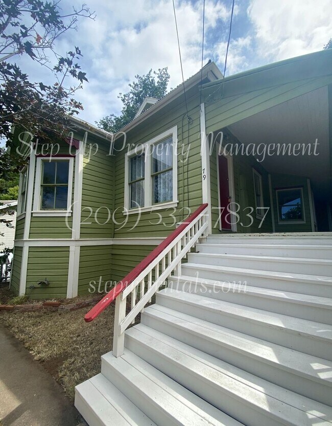 Building Photo - 3 Bedroom 1.5 bath Victorian Home w/ 2 Car...