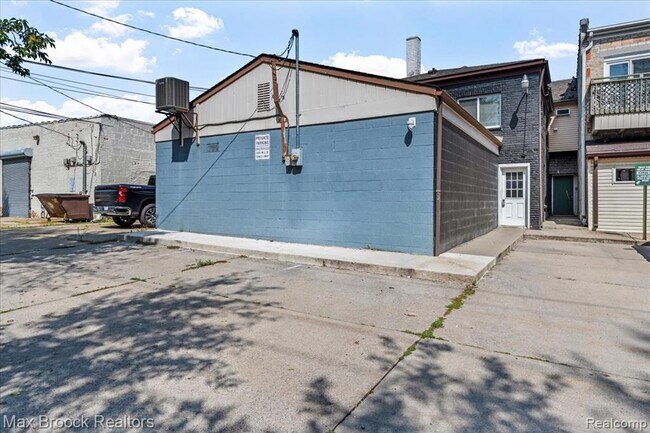 Foto del edificio - 513 W Nine Mile Rd
