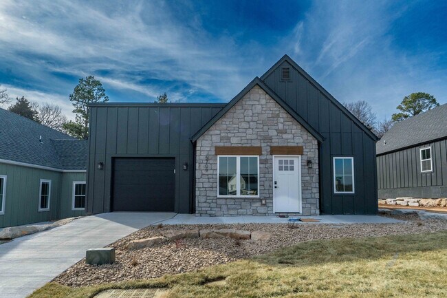 Owen-Silos-Subdivision-Luxury-Homes-South-Springfield-Missouri-Two-Bedroom-Anderson-Front-Patio-And-Driveway - Owen Silos