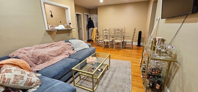 Foto del edificio - $500 Rebate Upon Closing! Luxury Apt. Near BU Campus.  Ht/HW Included.