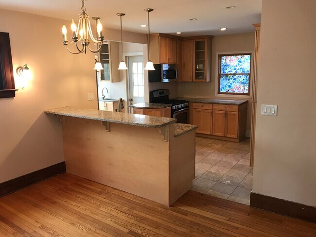 Building Photo - 637 Fellows Ave