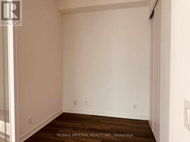 Photo du bâtiment - 180 Front St E