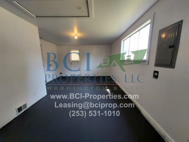 Building Photo - JUST REMODELED!! THIS 3 BEDROOM AVAILABLE ...