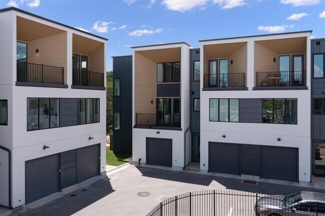 Foto del edificio - 6020 Springdale Rd
