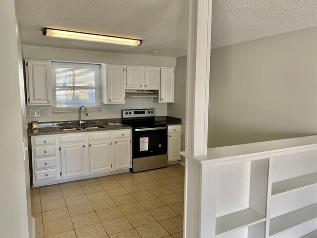 Building Photo - Remodeled East Ridge Townhomes: 2Bed/1.5Ba...