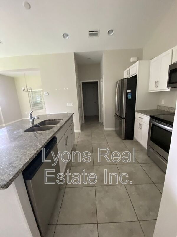 Foto del edificio - 18463 Van Nuys Cir