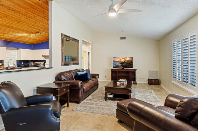 Foto del edificio - 756 Juniper Pl