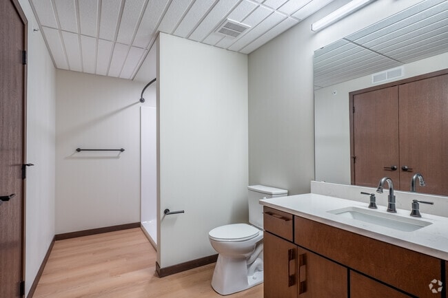 1BR, 1BA - 770SF - Bathroom - 252 Dunning