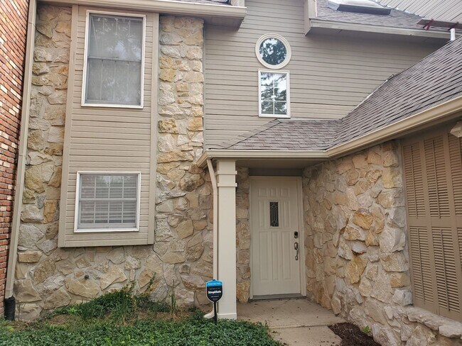 Building Photo - 3 bd, 2.5 ba Village South condo, great so...
