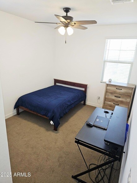 Foto del edificio - 9903 E Tillman Ave