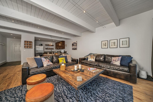 Building Photo - 450 S Pine St