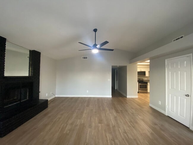 Building Photo - Recently Remodeled 3 BD 2 BA House in a Desirable SW Bakersfield