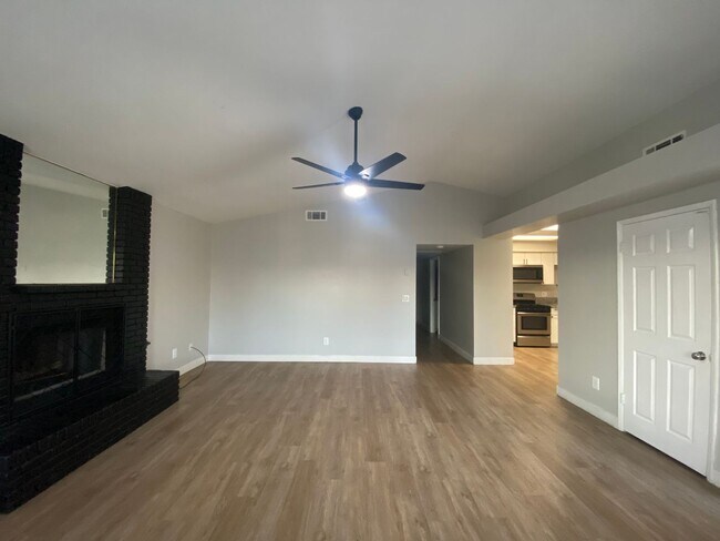 Foto del edificio - Recently Remodeled 3 BD 2 BA House in a Desirable SW Bakersfield