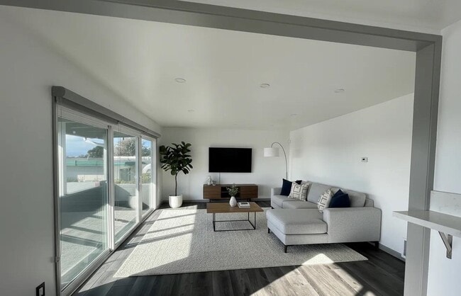 Building Photo - 3081 Birmingham Dr