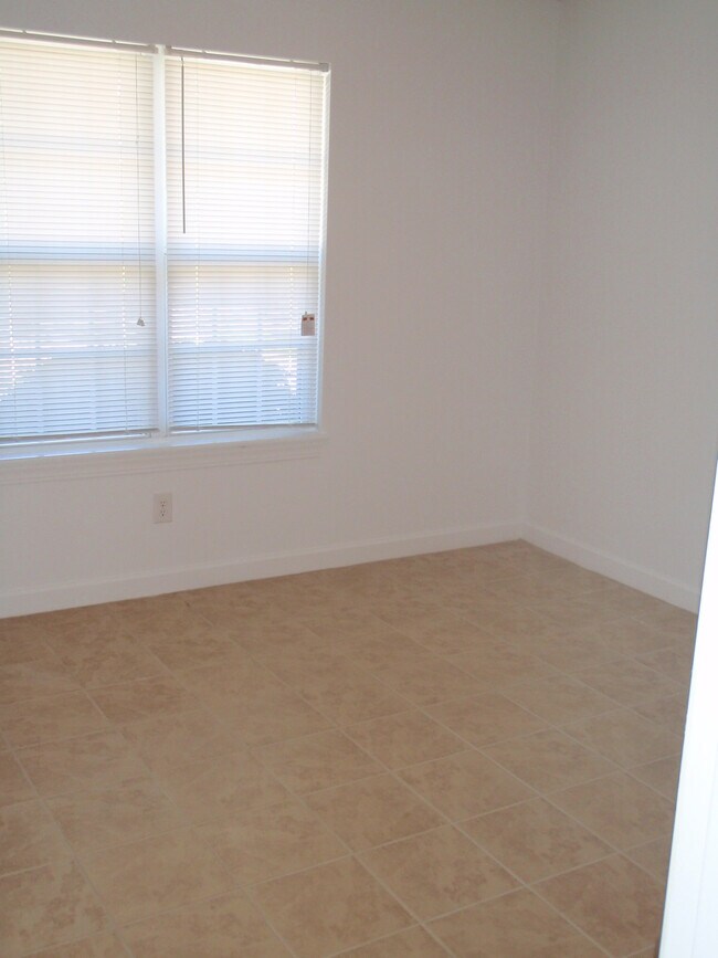 Front bedroom - 560 Snow Hill St