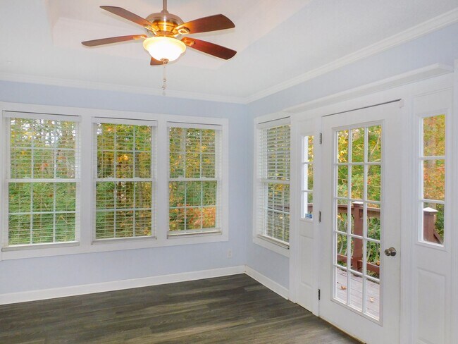 Foto del edificio - Classic Colonial on 3-acre lot