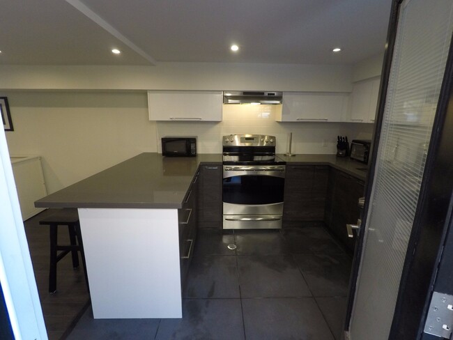 Building Photo - 206 Bellwoods Av